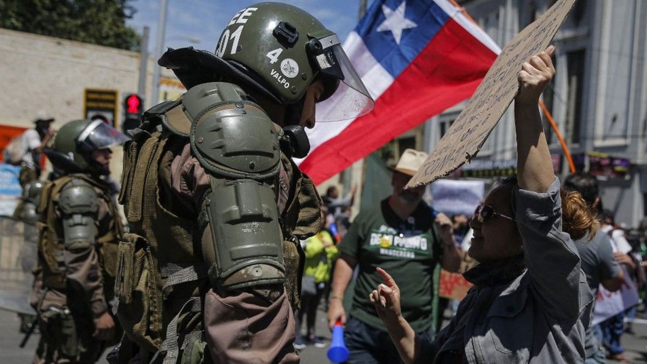 Las protestas estallaron el pasado jueves por la cuarta subida del precio del billete de metro en pocos meses pero han ido en aumento para denunciar la desigualdad social. Desataron la violencia en Santiago, Valparaíso, Viña del Mar y otras grandes ciudades. | Foto:AFP