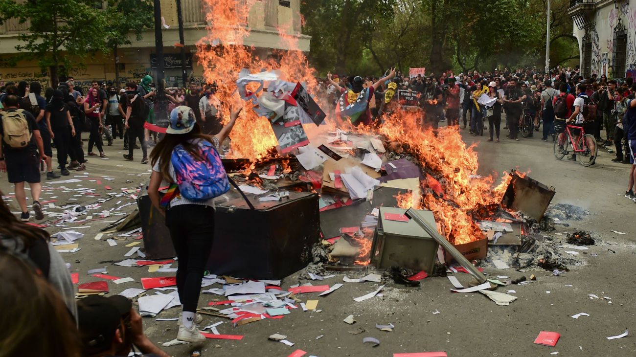 ESCENAS. Todo tipo de reclamos. Quejas feministas, condena de la represión, burla de la primera dama, que consideró “aliens” a los manifestantes y cacerolas en acción. Hubo incidentes, pero fue en general, una reunión pacífica. 