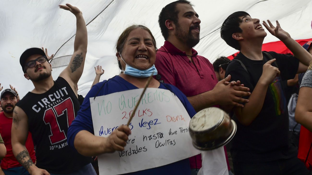 ESCENAS. Todo tipo de reclamos. Quejas feministas, condena de la represión, burla de la primera dama, que consideró “aliens” a los manifestantes y cacerolas en acción. Hubo incidentes, pero fue en general, una reunión pacífica. 