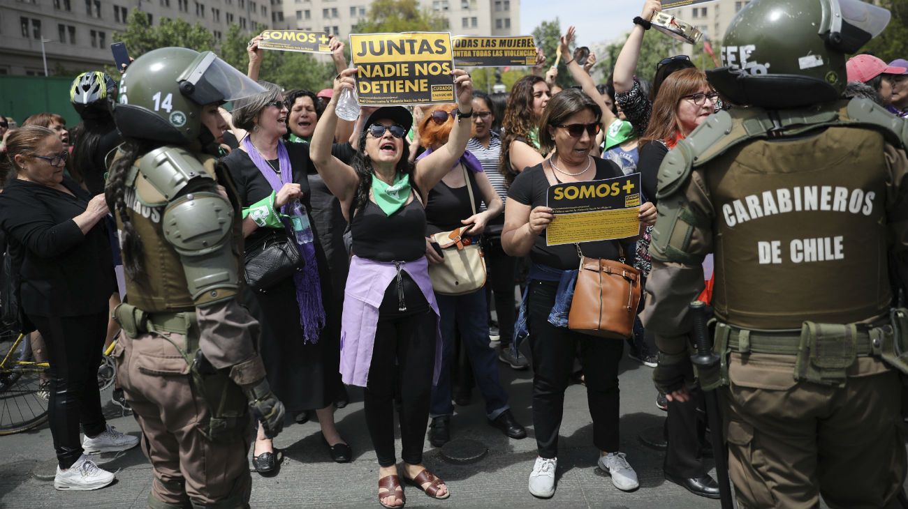 ESCENAS. Todo tipo de reclamos. Quejas feministas, condena de la represión, burla de la primera dama, que consideró “aliens” a los manifestantes y cacerolas en acción. Hubo incidentes, pero fue en general, una reunión pacífica. 