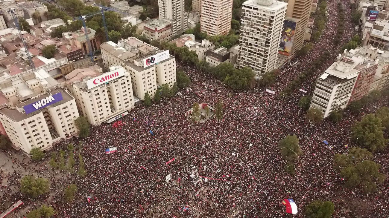 ESCENAS. Todo tipo de reclamos. Quejas feministas, condena de la represión, burla de la primera dama, que consideró “aliens” a los manifestantes y cacerolas en acción. Hubo incidentes, pero fue en general, una reunión pacífica. 