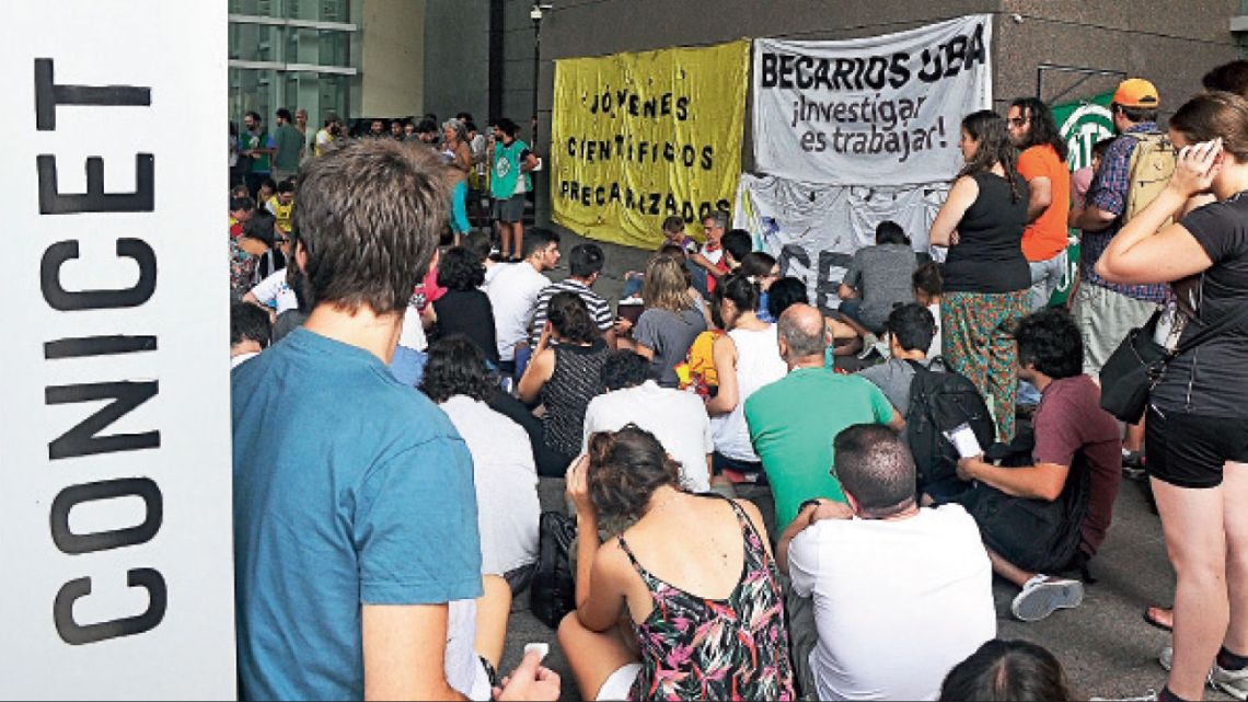 protestas. Ya en diciembre del 2016 comenzaron las movilizaciones en contra del ajuste en ciencia. | Foto:Fotos: Gentileza SECyT y Cedoc.