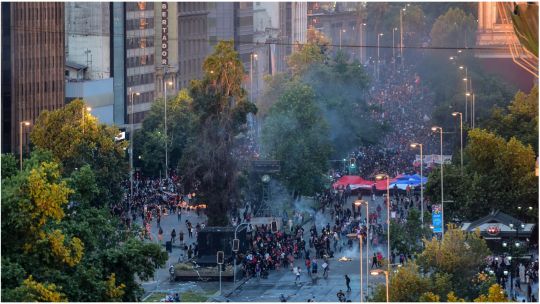 Incidentes y gases lacrimógenos en la marcha de Chile.
