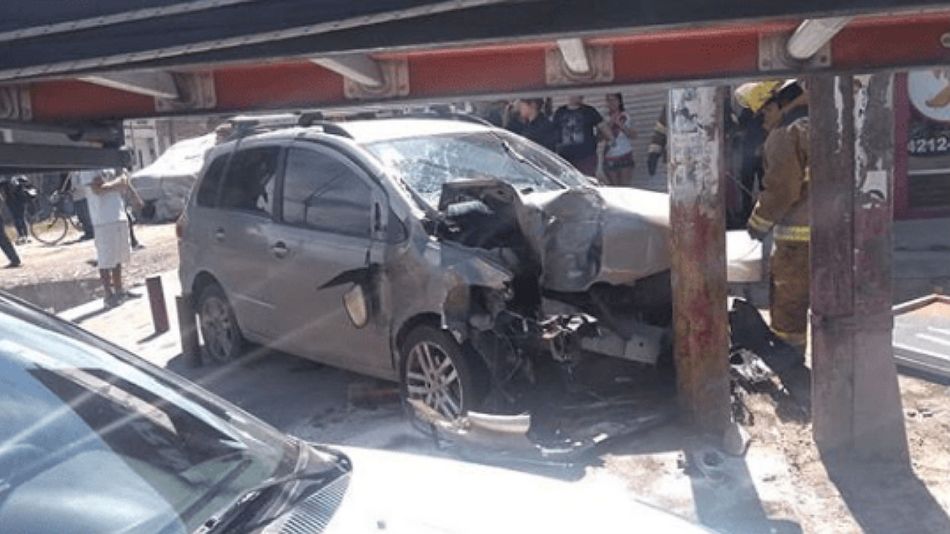 El vehículo atropelló a las tres personas y luego chocó contra un poste.