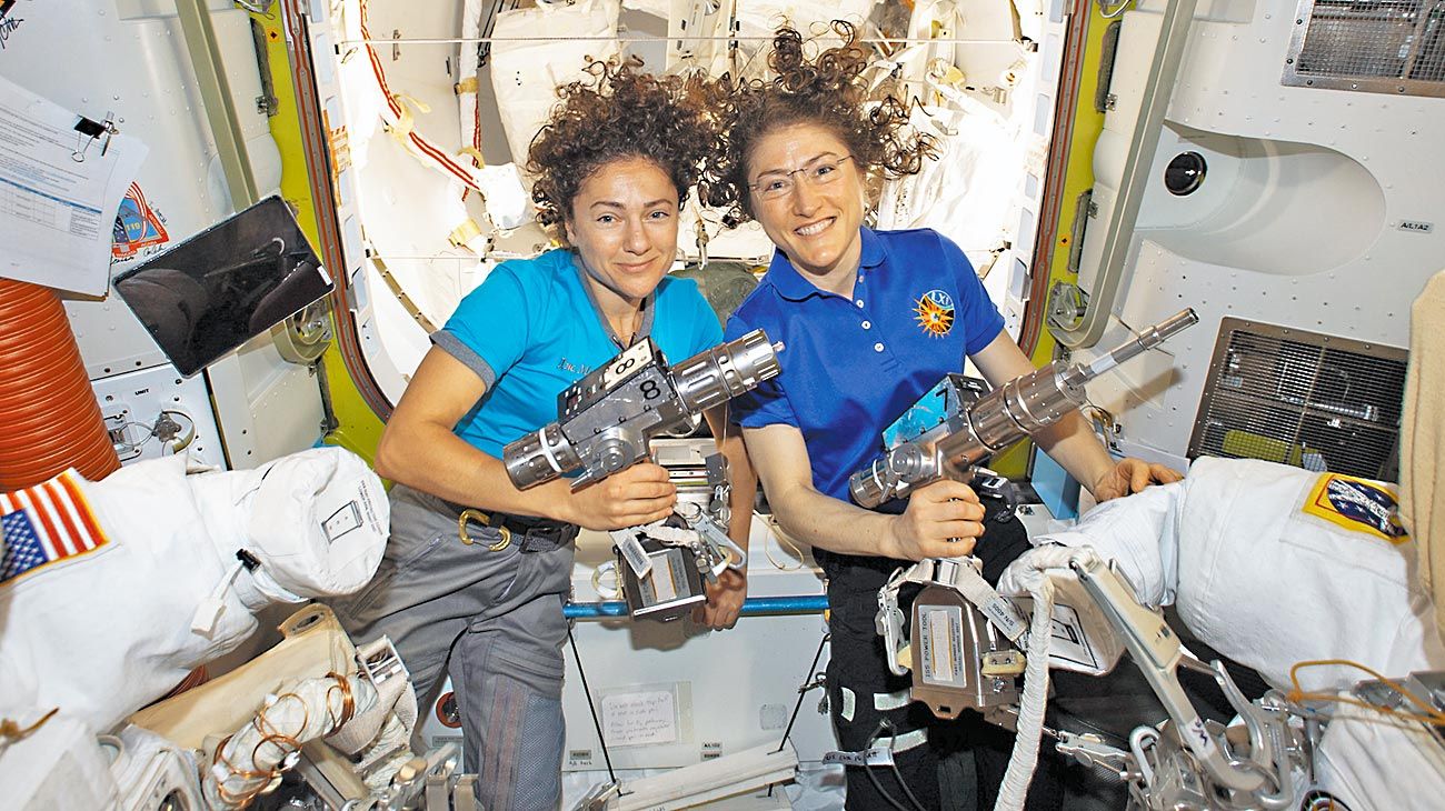 Pioneras. Las astronautas Koch y Meir, de la NASA, fueron las primeras en una caminata espacial.