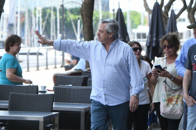 Alberto Fernández repartió saludos y selfies en su cafe sabatino con Sergio Massa.