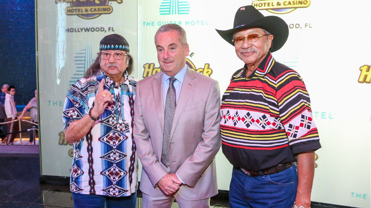 Jim Allen, CEO del Seminole Hard Rock Hotel & Casino  y miembros de la tribu Seminola en la inauguración del hotel en la ciudad llamada Hollywood, Florida, al norte de Miami