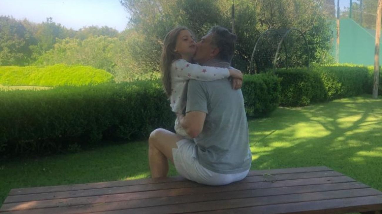 Macri junto a su hija Antonia en la quinta Los Abrojos.