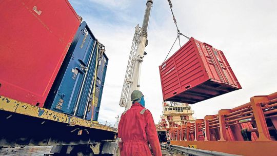 Aumento. Se necesita un aumento constante de las exportaciones para romper la restricción externa de una economía que necesita de dólares para un funcionamiento eficiente.