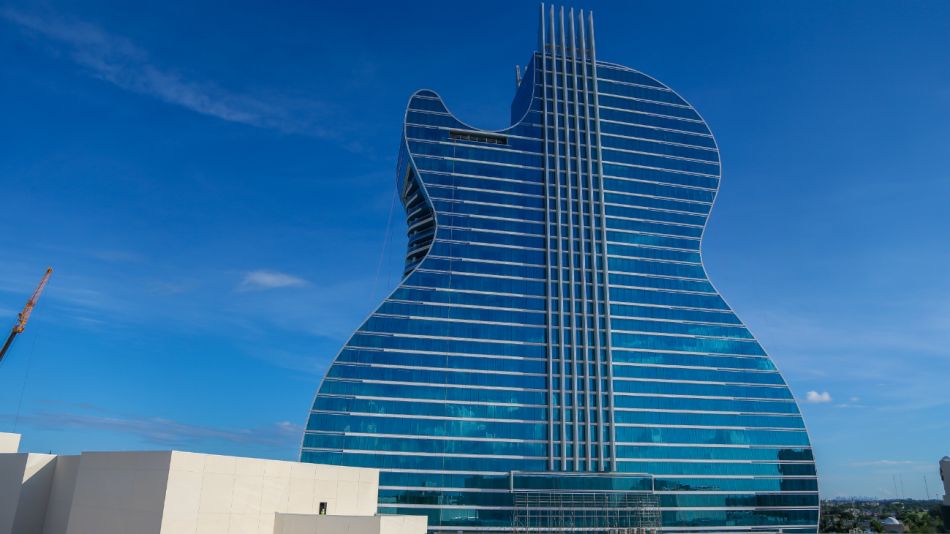 Video | Inauguran el primer hotel del mundo con forma de guitarra | Perfil
