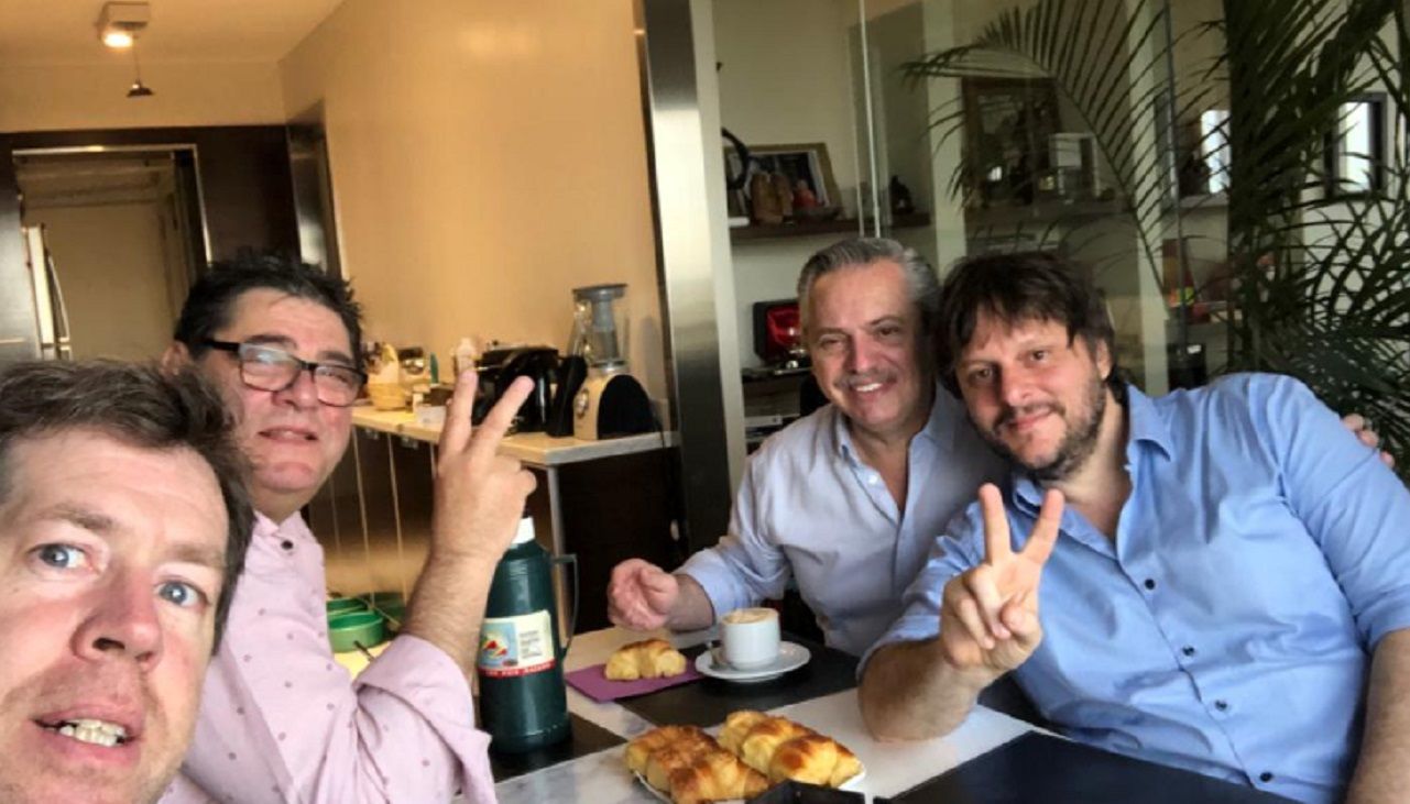 Alberto Fernández desayunó con Leandro Santoro, Juan Pablo Biondi y Daniel, un amigo de la vida del candidato.