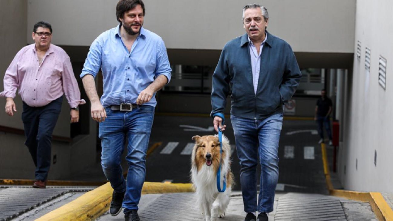 Alberto Fernández junto a su perro Dylan. 