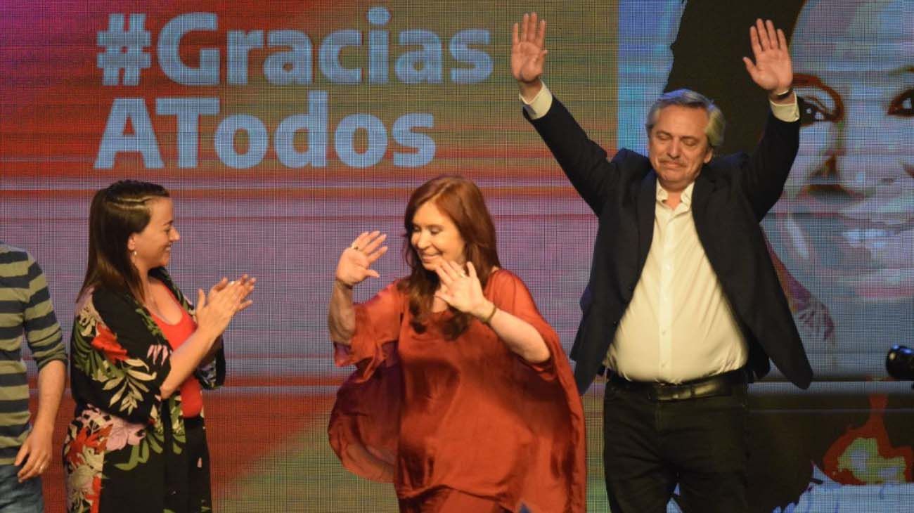 Cristina Kirchner y Alberto Fernández saludan a los presentes en el bunker del Frente de Todos.