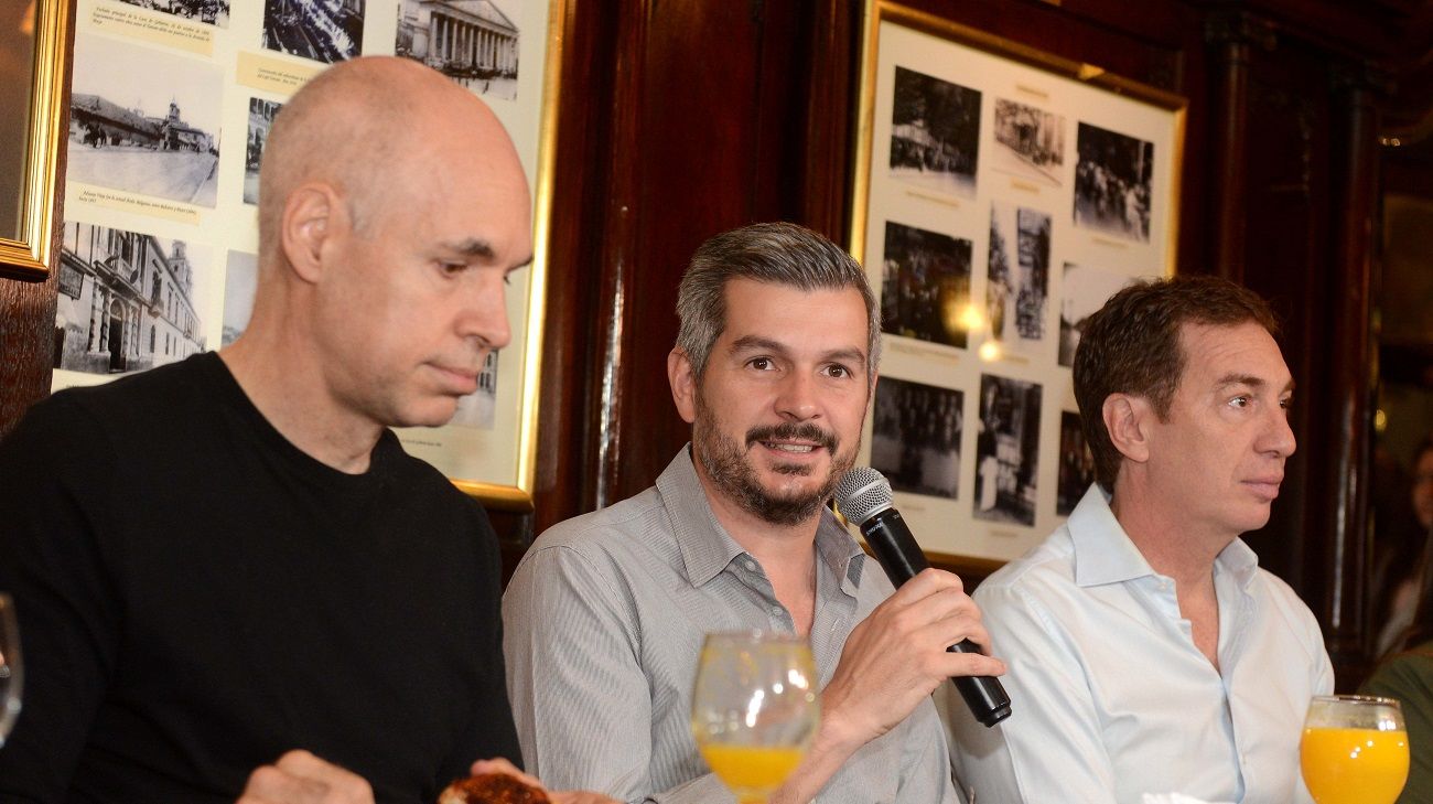 Junto a otros funcionarios de Cambiemos, el jefe de Gabinete Marcos Peña formó parte del habitual desayuno que organizan los días de elecciones en el Café Tortoni.