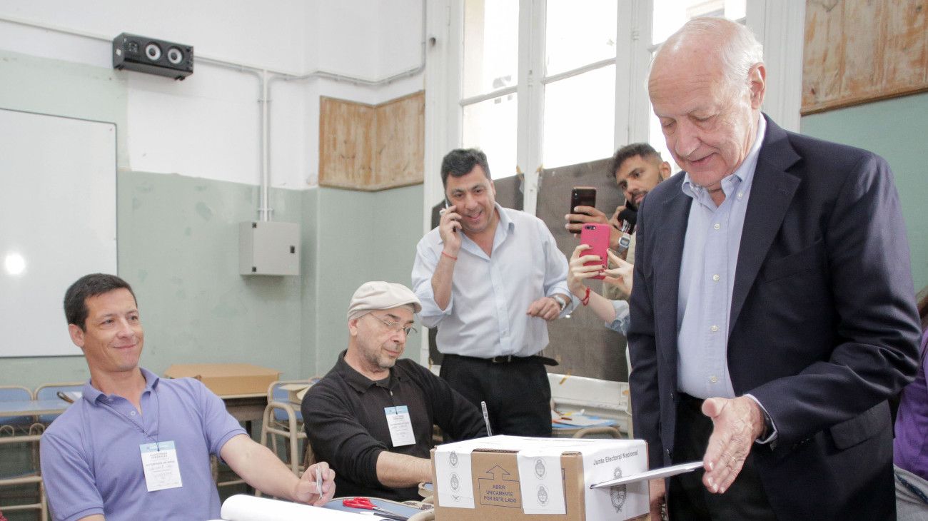 El candidato de Consenso Federal, Roberto Lavagna, en el momento de votar.