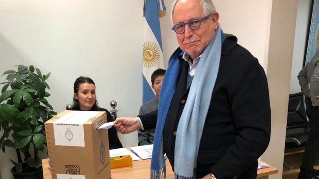 Desde el extranjero. Diego Ramiro Guelar, el actual embajador de Argentina ante la República Popular China, emitió su voto desde ese país.