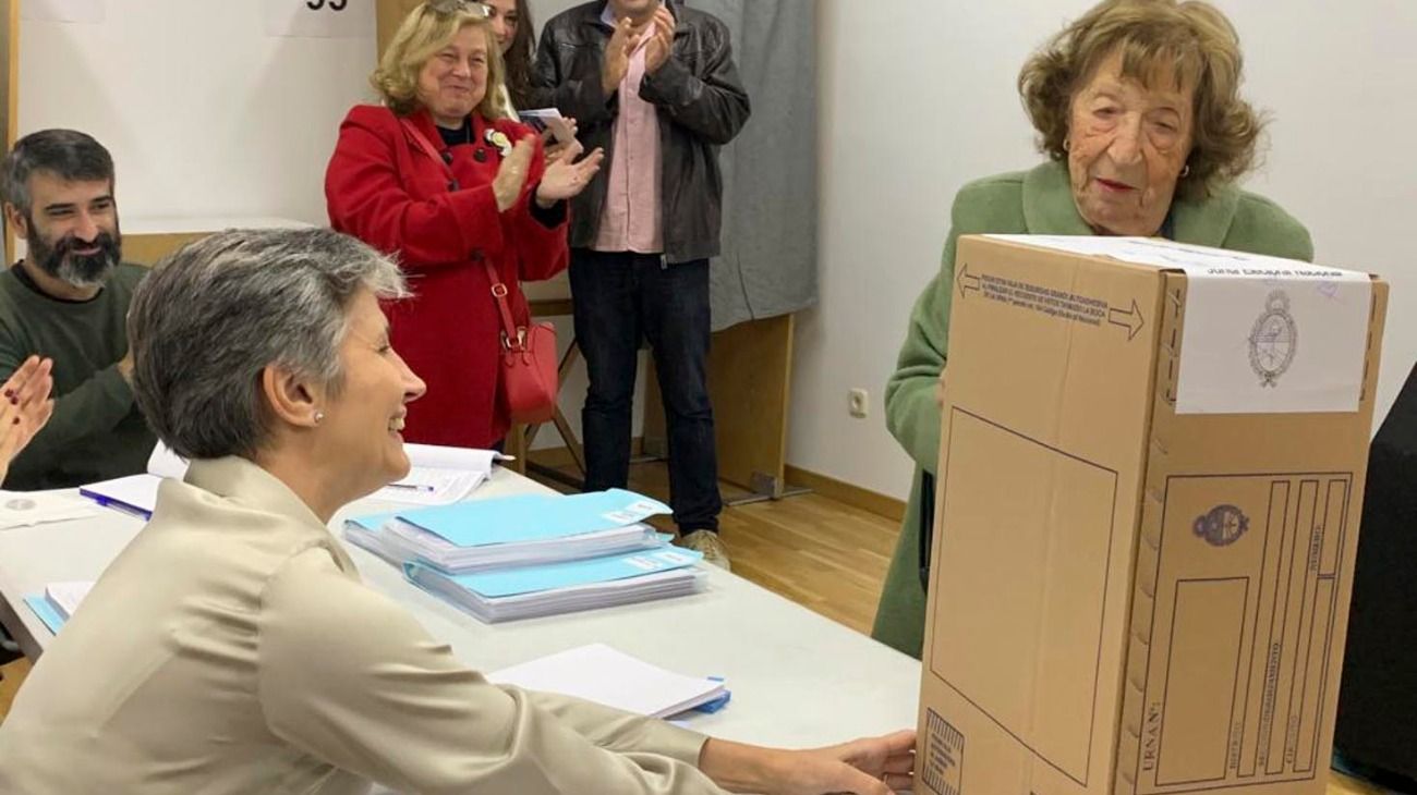 En el extranjero. El Colegio Mayor Argentino recibe desde las 8 de la mañana (hora de Madrid, 4 menos en Argentina) a los ciudadanos argentinos que residen en la capital española, donde se formaron largas colas para emitir el voto en las 12 mesas habilitadas para tal fin.