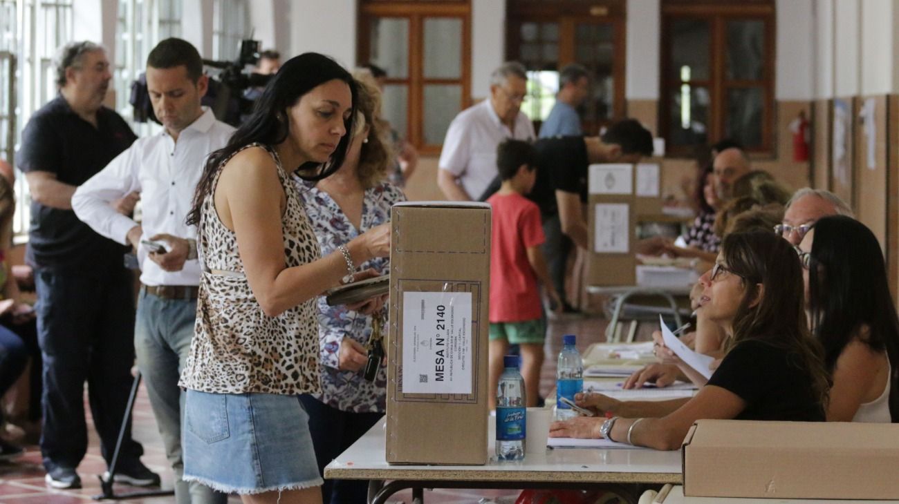 La gente se acerca a votar en Córdoba. 