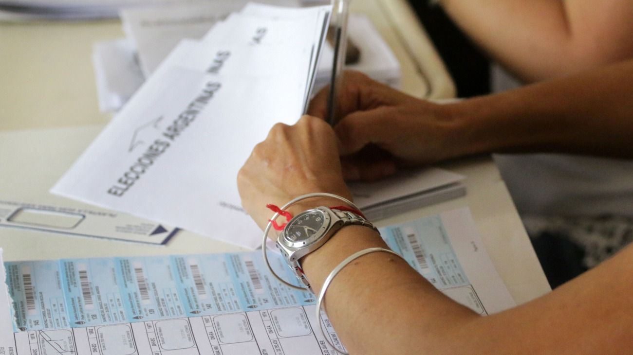 La gente se acerca a votar en Córdoba. 