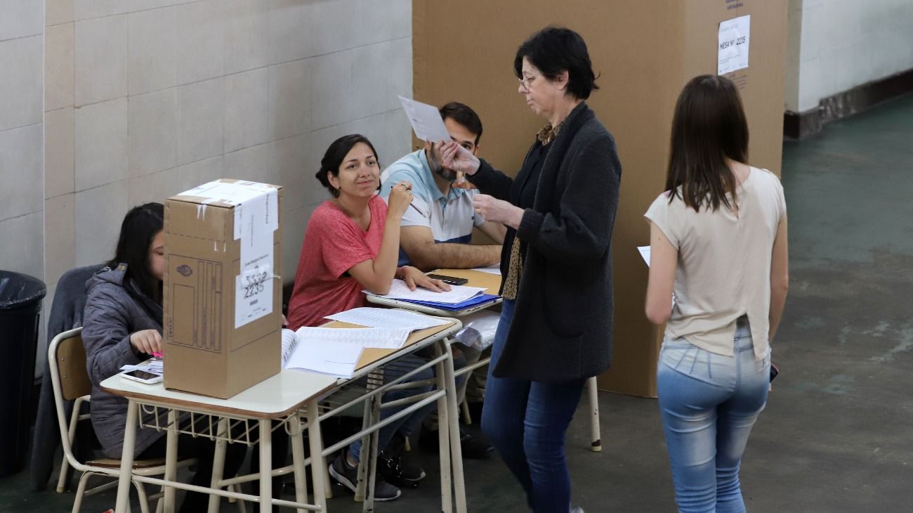 Los primeros electores llegan a los centros de votacion en el barrio de Almagro para participar de las elecciones generales.