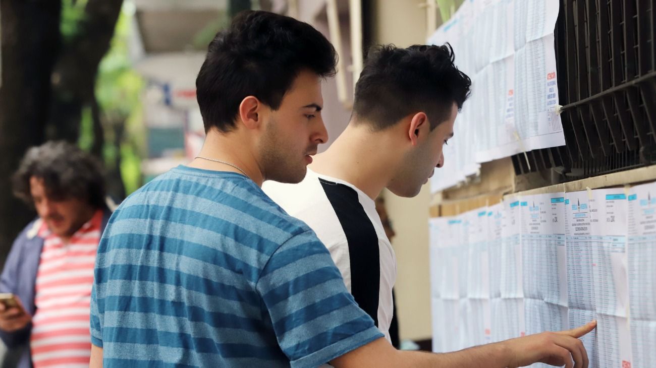 Los primeros electores llegan a los centros de votacion en el barrio de Almagro para participar de las elecciones generales.