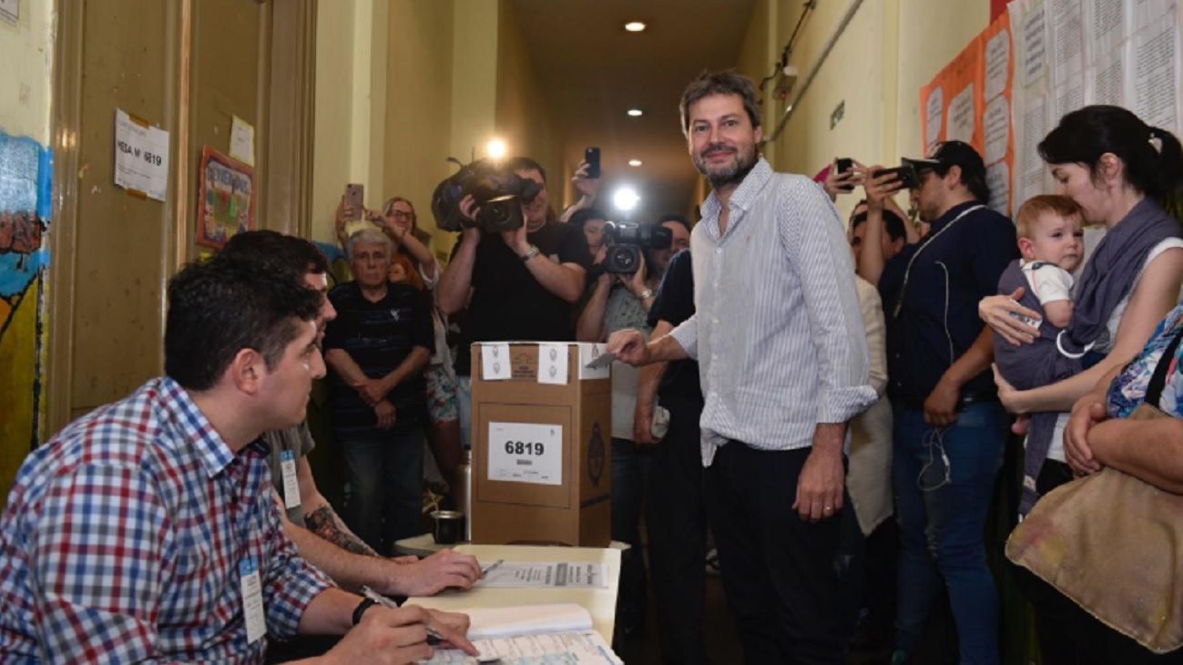 Matías Lammens, al momento de emitir su voto. 