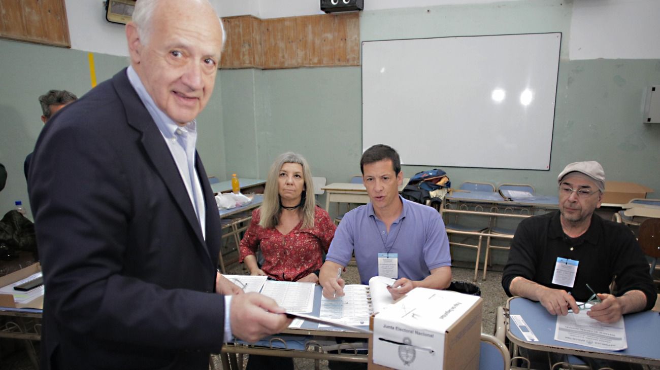 El candidato a la presidencia Roberto Lavagna vota en las elecciones generales.