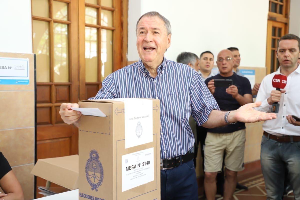 VOTO. Juan Schiaretti cumplió con su deber cívico temprano, en el Instituto Salesiano Villada