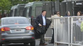 Llegada. El consultor fue uno de los primeros en arribar a Costa Salguero, el domingo 27.