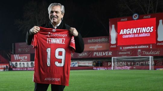 Alberto Fernández, reconocido en Argentinos Juniors, el club de sus amores.