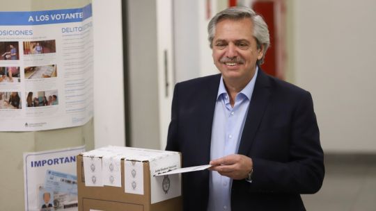 El candidato a presidente por el Frente de Todos, Alberto Fernández, salió al cruce de los dichos de Marcos Peña sobre los tiempos de espera del escrutinio.