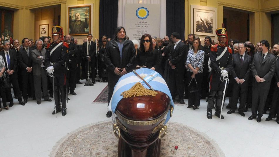 Cristina y Máximo Kirchner despiden los restos de Néstor Kirchner en Casa Rosada.