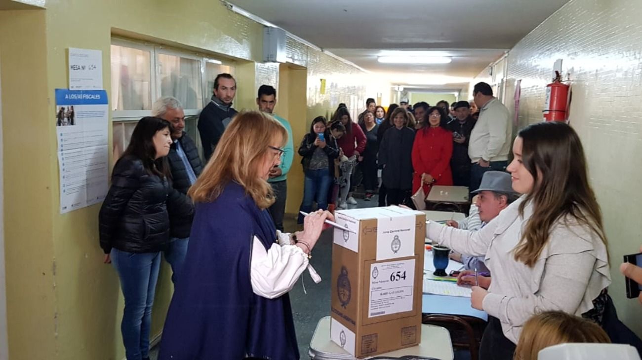 La gobernadora de Santa Cruz, Alicia Kirchner, votó en la mañana de este domingo 27 de octubre. 