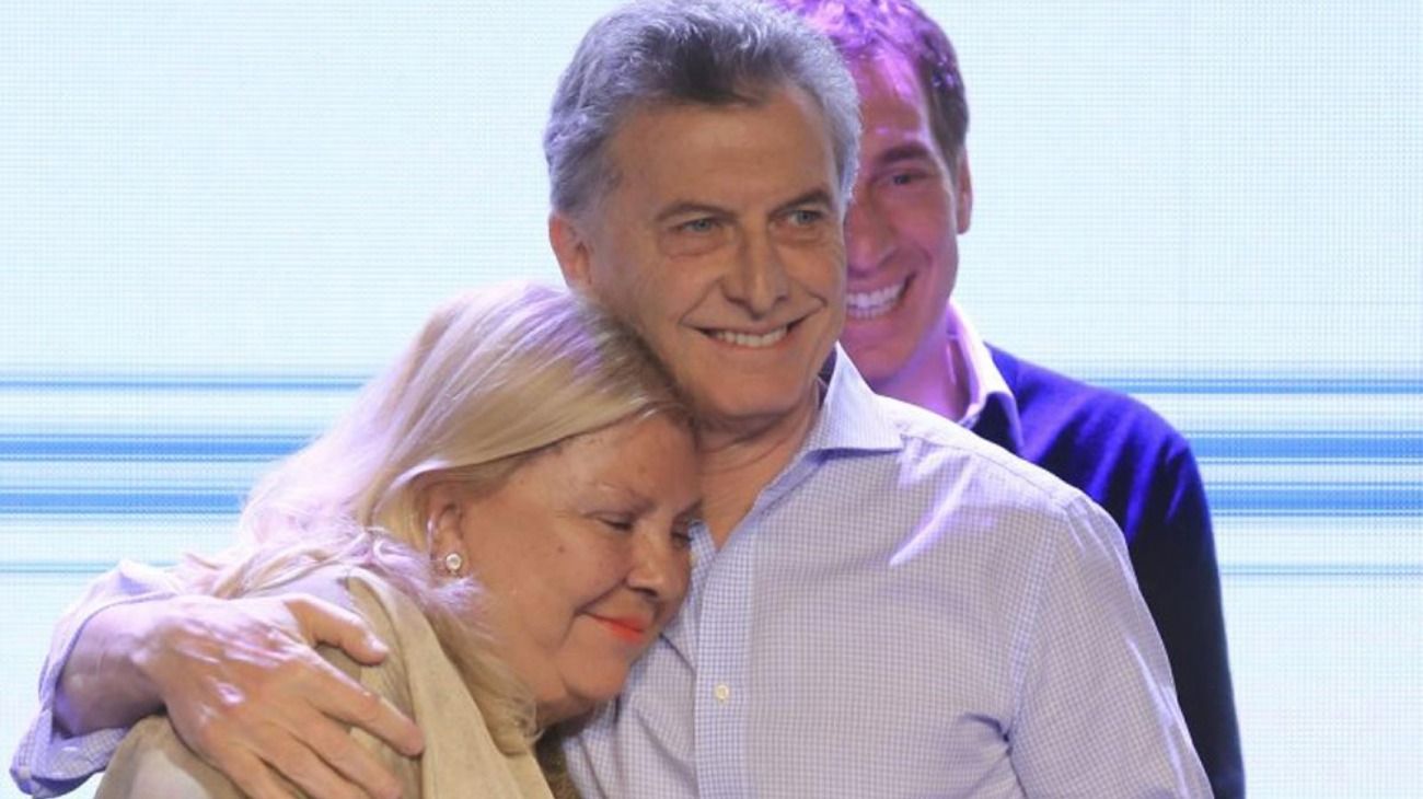 Abrazo entre Macri y Carrió.