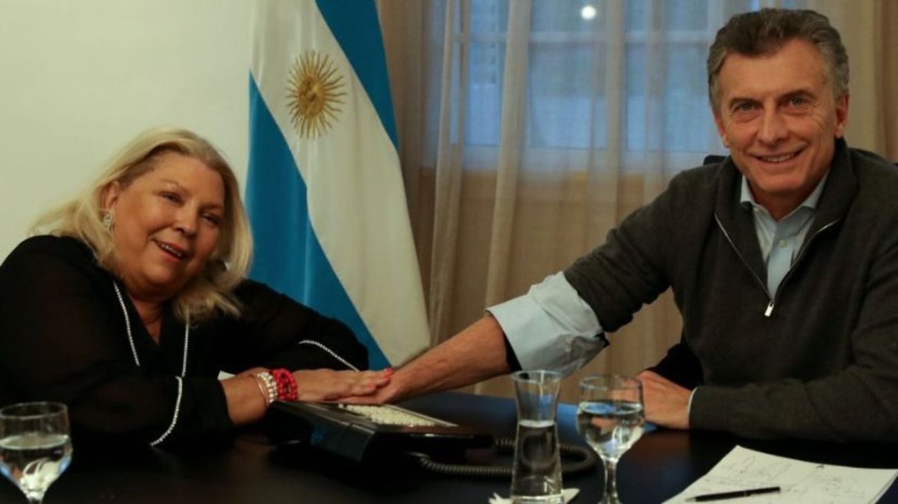 Carrió y Macri haciendo las paces, tras un cruce. 