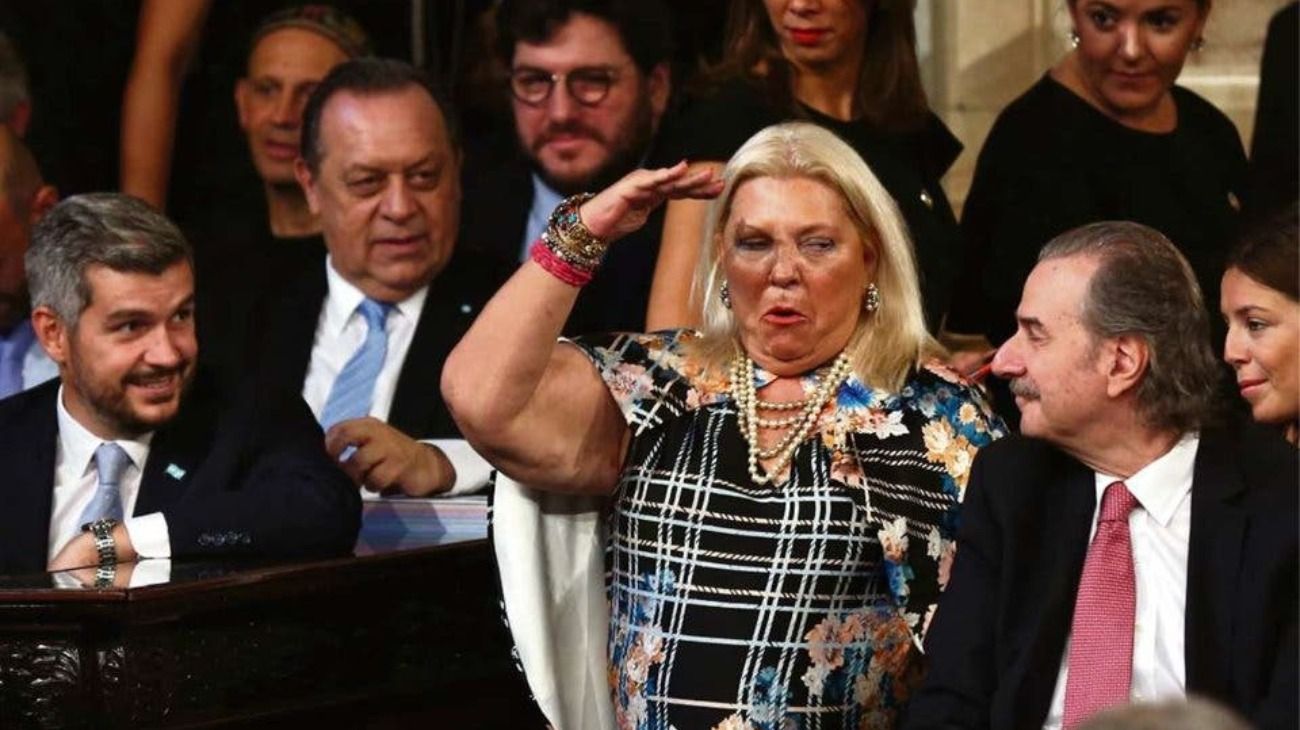 Carrió hacieno la venia.