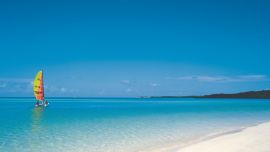 Las embarcaciones parecen levitar en la transparencia cubana.