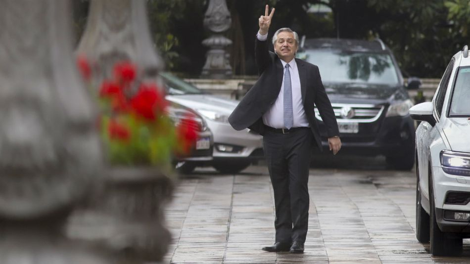El presidente electo, Alberto Fernandez, saluda al retirarse de la Casa Rosada.