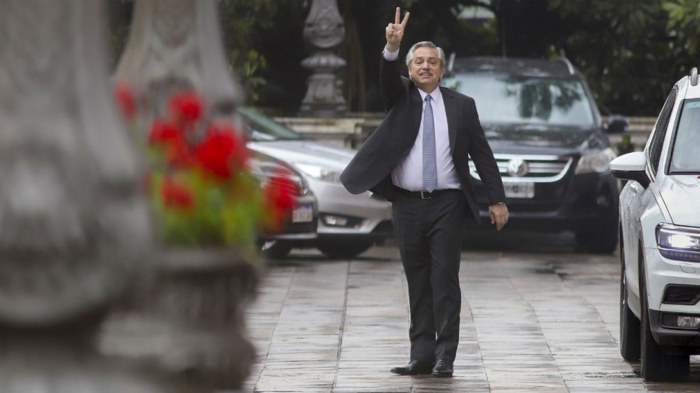 El presidente electo, Alberto Fernandez, saluda al retirarse de la Casa Rosada.