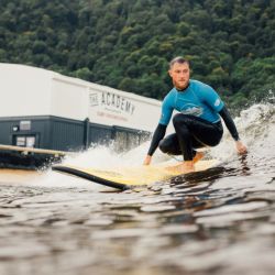 Muchos surfistas se acercan todos los fines de semana al Snowdonia para practicar en sus olas.