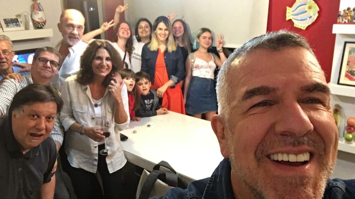 Festejo. Brieva y amigos celebraron la elección del domingo. | Foto:Cedoc.