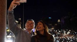 La selfie de Mauricio Macri y Juliana Awada en el balcón de Casa Rosada.