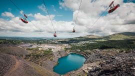 Derecho, boca abajo y con la cabeza hacia adelante se pueden sobrevolar las aguas turquesas de una laguna.