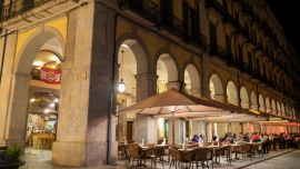 Los restaurantes son un lugar ideal para pasar la velada en la Plaza Independencia.