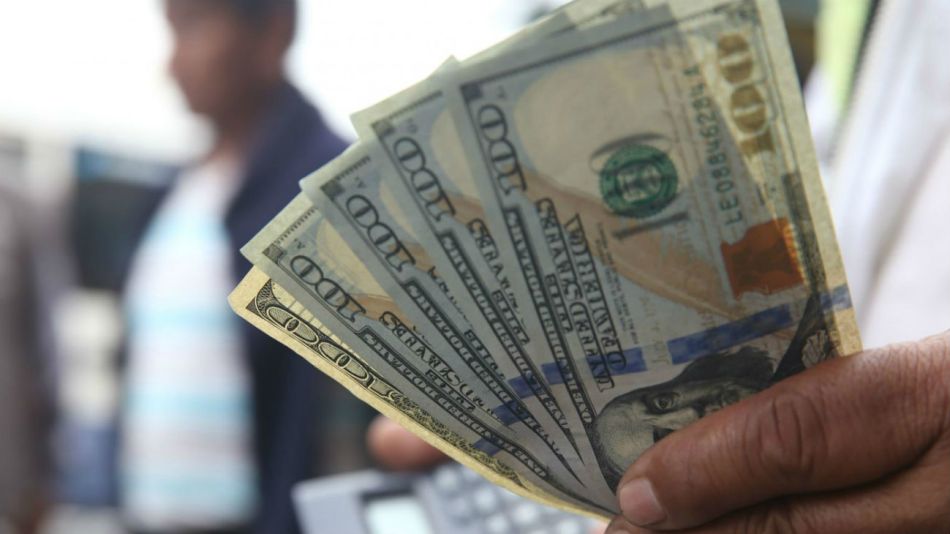 Fuerte baja del blue y el dólar bolsa