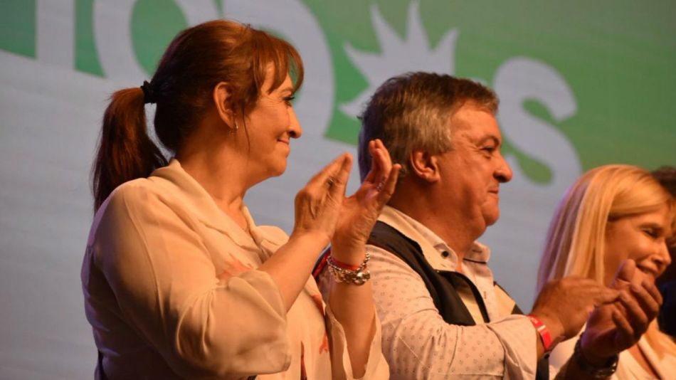 La diputada Mirta Tundis en el escenario del búnker del Frente de Todos.