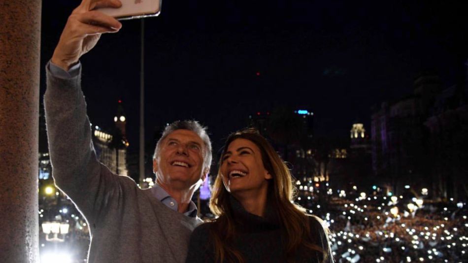 La selfie de Mauricio Macri y Juliana Awada en el balcón de Casa Rosada.