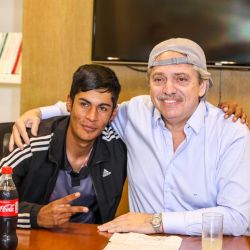 Alberto Fernández con Brian Gallo. | Foto:Twitter.