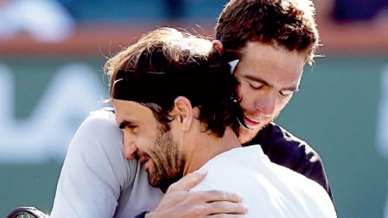 abrazo. Federer y Delpo amigos. El suizo se mostro muy triste por la lesión del argentino este año.  | Foto:Afp