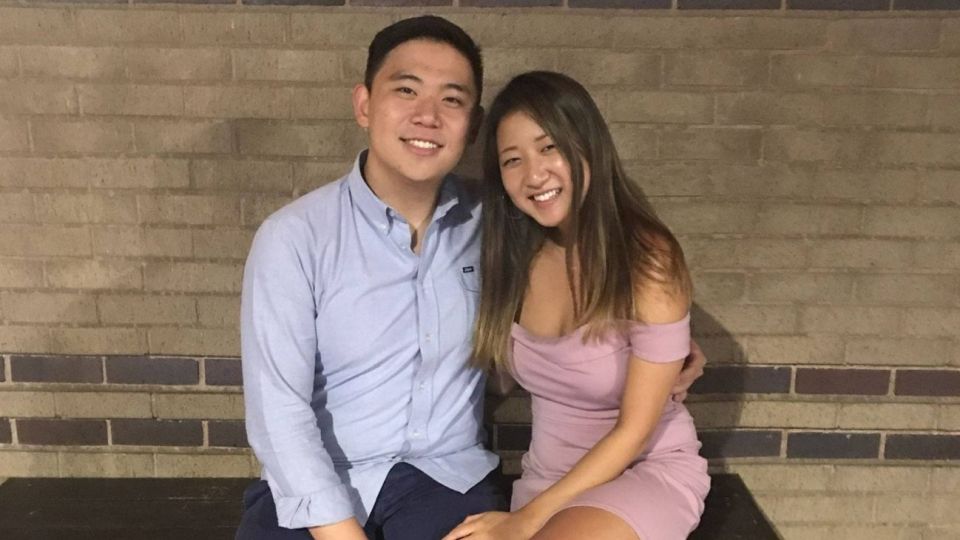 La pareja en sus tiempos felices. Ahora, a la chica la juzgan por la muerte de su novio.